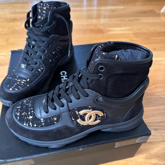 Chanel leather and tweed boots - Picture 3 of 9